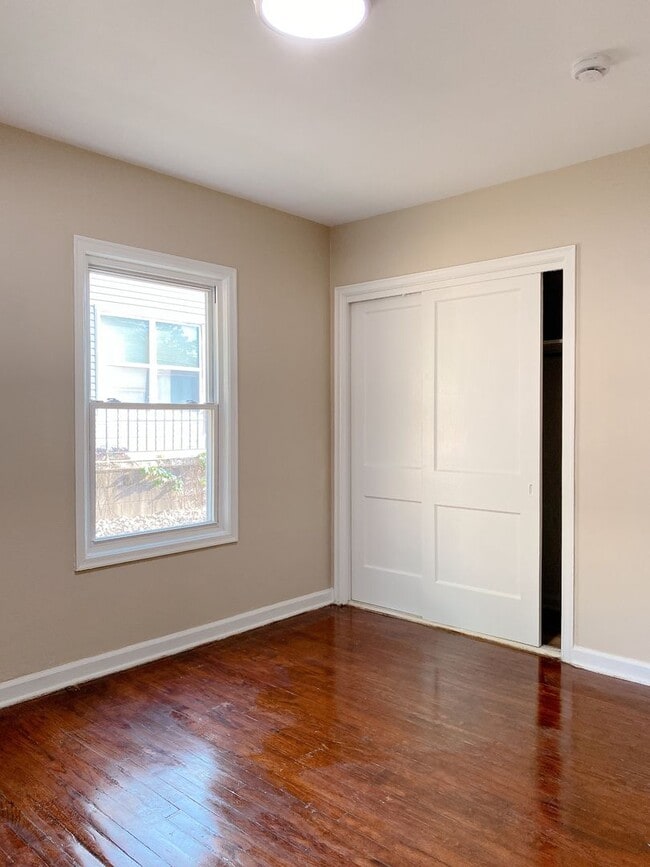 Building Photo - Beautifully updated 5 bed 2 bath house $2200