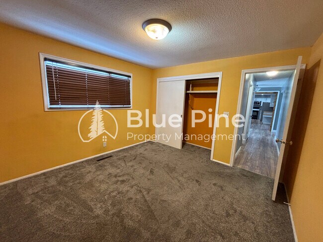 Building Photo - 320 W 1st S