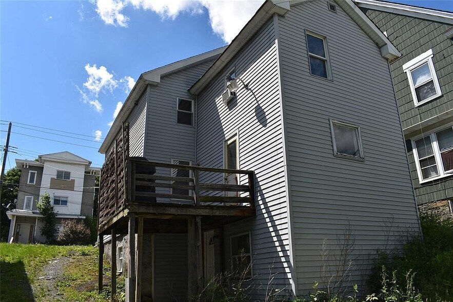 Building Photo - 158 Oak St