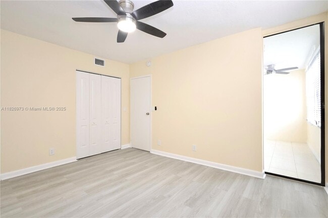Building Photo - 2821 Somerset Dr