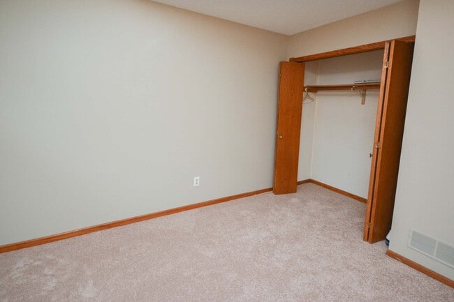 Building Photo - Great 4br home with large fenced yard in q...
