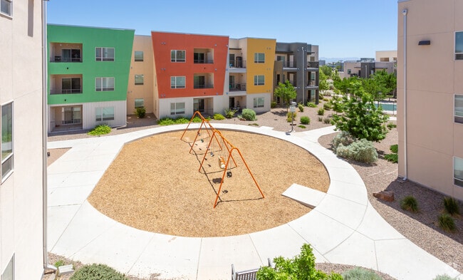 Building Photo - Volcanes Commons