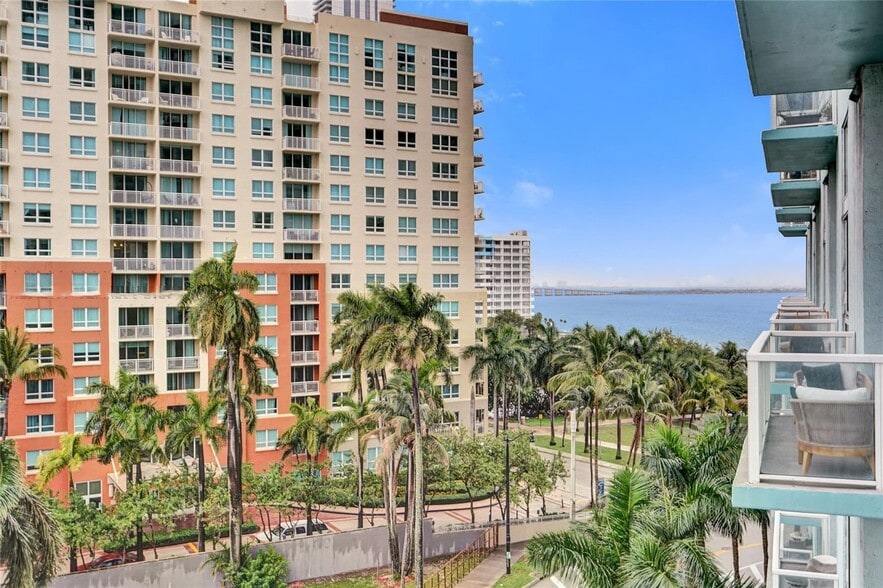 Building Photo - 1900 N Bayshore Dr
