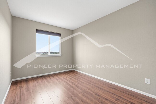 Building Photo - Spacious Home with Central AC and Washer/Dryer