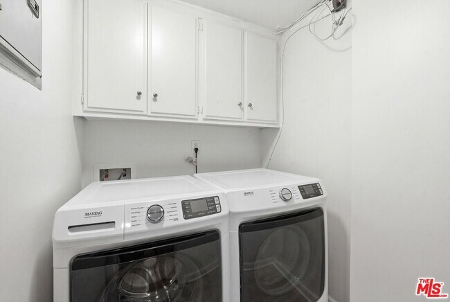 Building Photo - 324 S Elm Dr