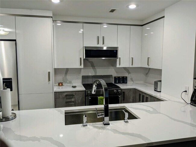 Building Photo - 3338 Peachtree Rd NE