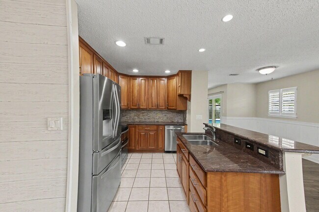 Building Photo - 6 Pinehurst Dr