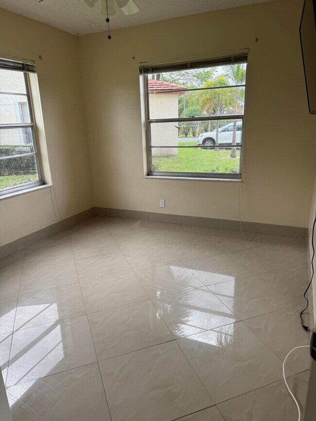 Building Photo - 9921 Three Lakes Cir