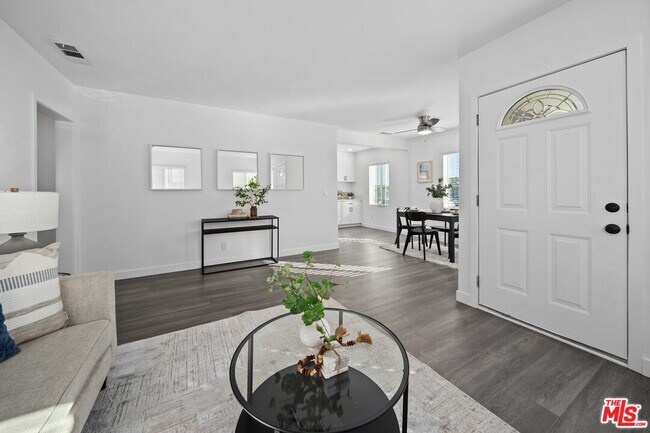 Building Photo - 1368 W Summerland Ave