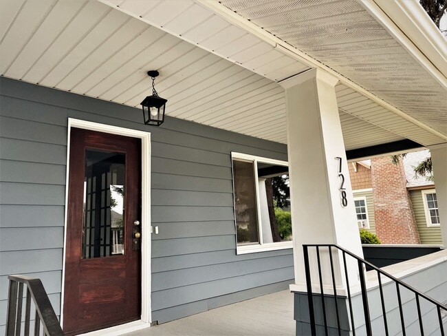 Building Photo - 4 Bedroom Home