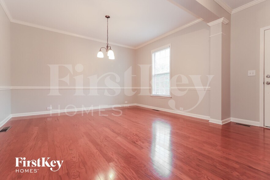 Building Photo - 677 Longwood Pl