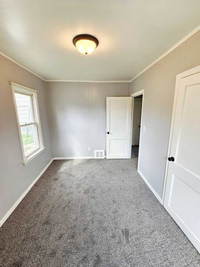 Building Photo - Move-In Ready 2BR/1BA Home w/ 2-Car Garage | Recently Updated