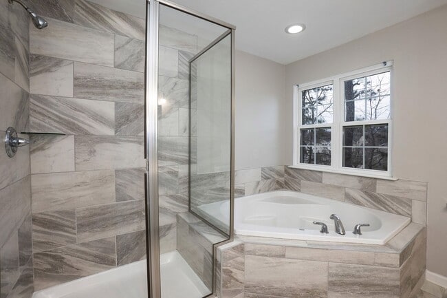 Building Photo - Beautiful Townhouse w/ 1st Floor Bedroom