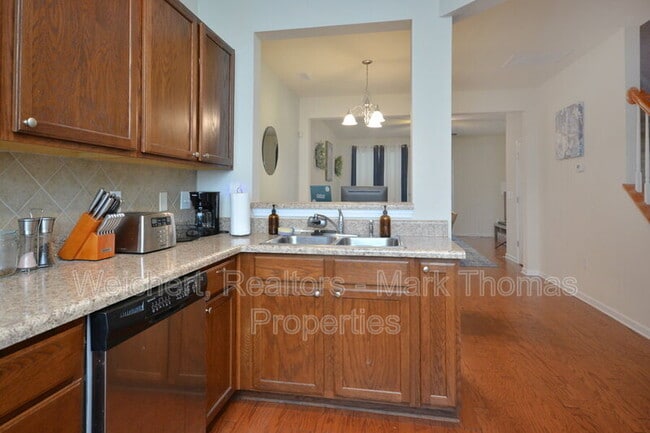 Building Photo - 100 Stratford Lakes Dr