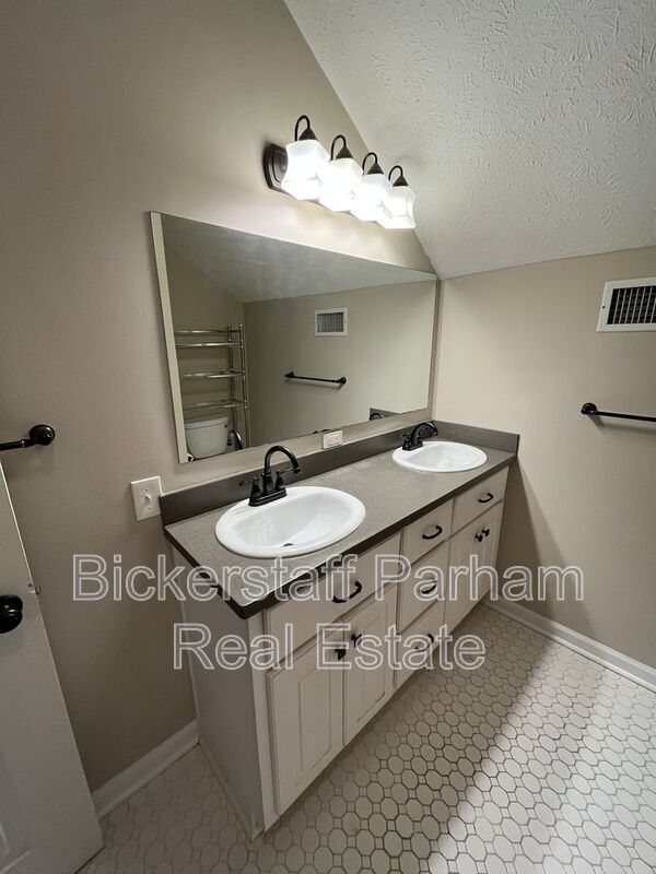 Building Photo - 1409 16th Ave