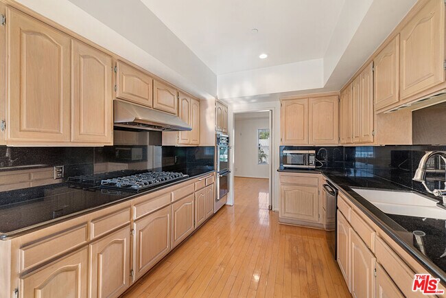 Building Photo - 2025 S Beverly Glen Blvd