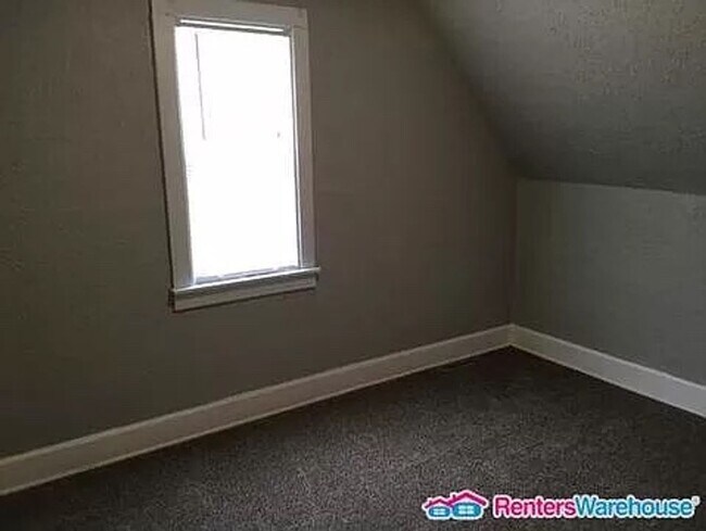 Building Photo - 3 Bedroom Single House Available for 8/1