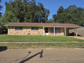 Building Photo - 3501 Robinhood Ln