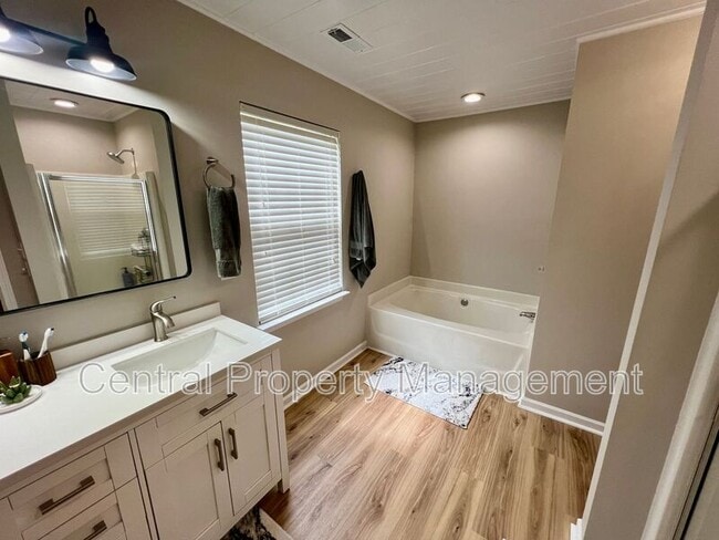 Building Photo - 952 Breezewood Ct