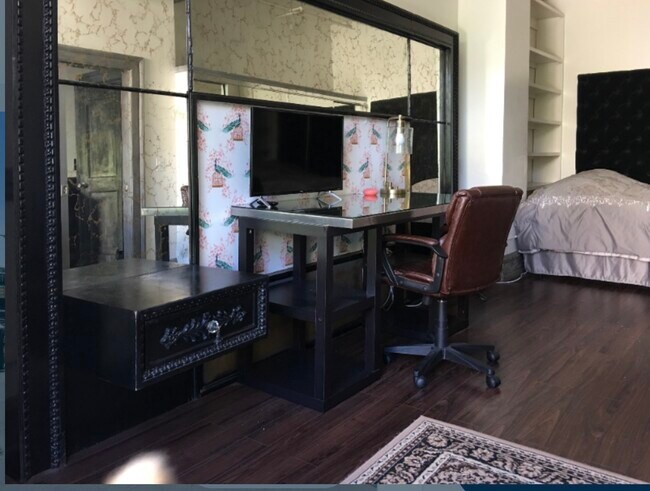 Building Photo - 108 W 2nd St