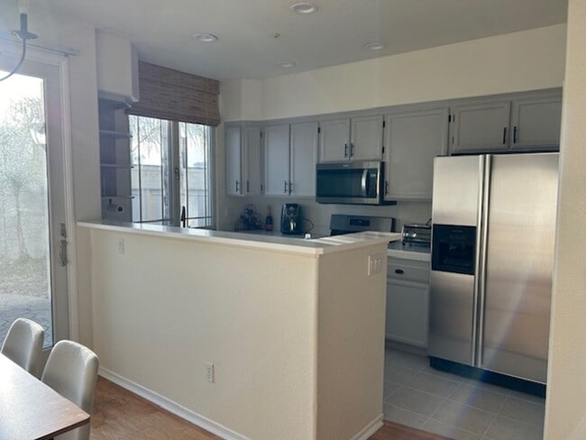 Building Photo - Impressive 2 Bdrm 2.5 Ba townhouse for ren...