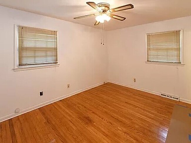 Building Photo - Discover the perfect blend of comfort and ...