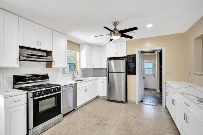 Building Photo - 820 SE 4th Ave