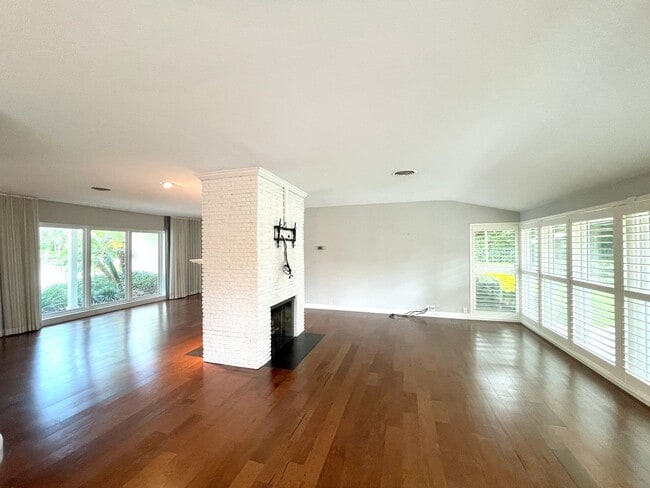 Building Photo - 6 month lease- AVAIL IN AUGUST- Immaculate...