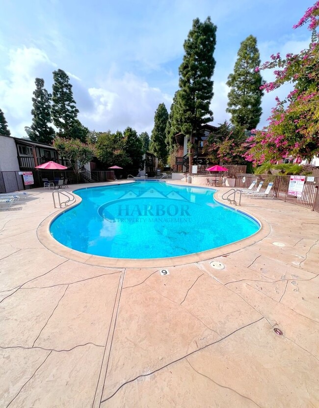 Building Photo - Stylish Condo with Pool, Fitness Center & ...