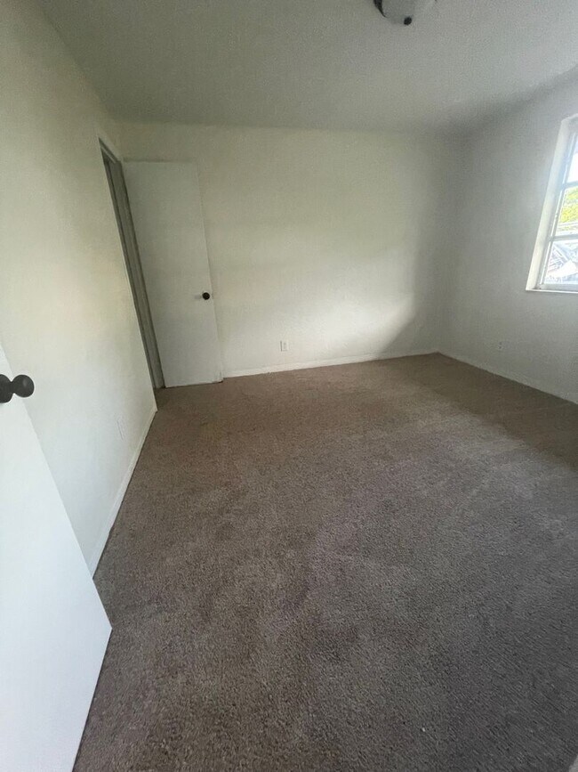 Building Photo - 3 Bed 2 Bath | Single Car Garage | Washer/Dryer Hookups | Central Air | Pet Friendly | Section 8 ...