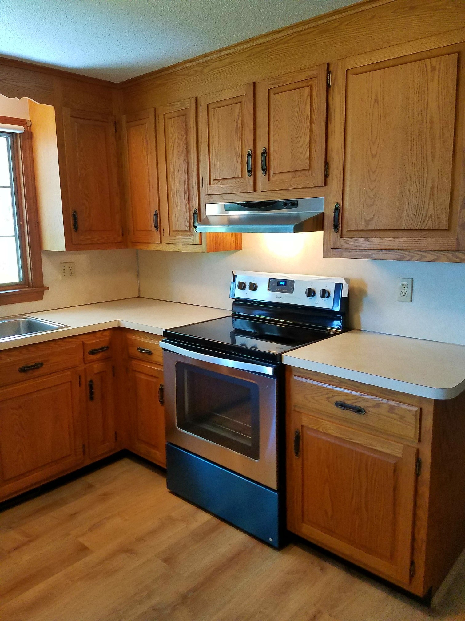 Kitchen new stainless steel stove - 373 Meadow Rd