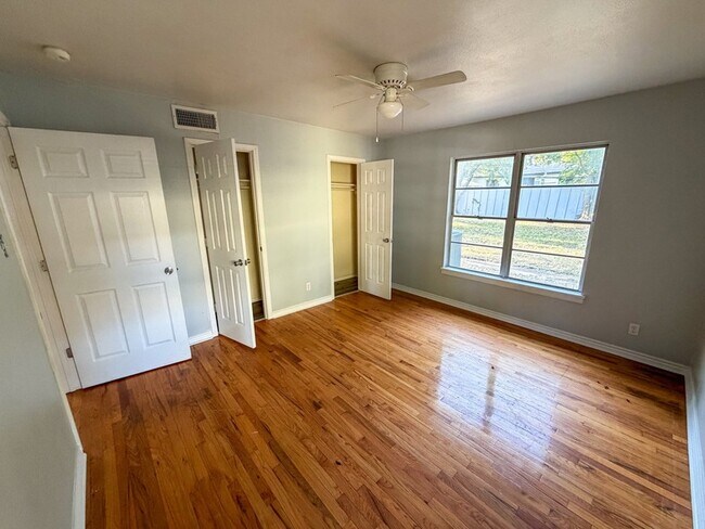 Building Photo - 121 Vandenburg Dr