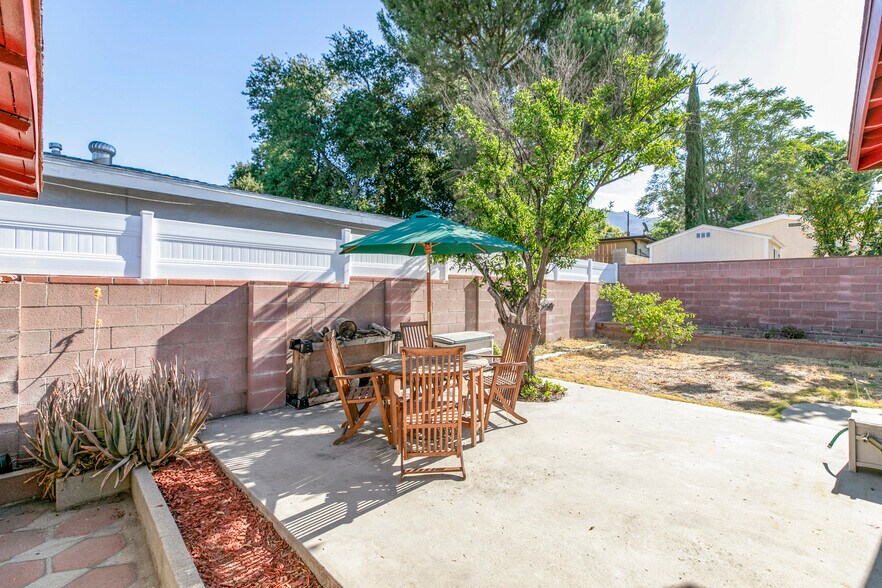 Building Photo - 10706 Rhodesia Ave