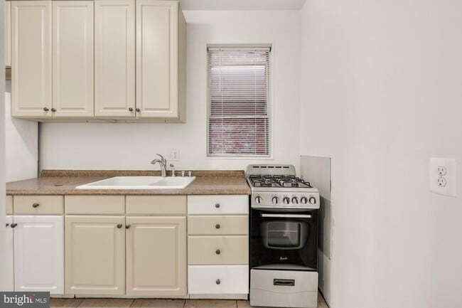 Building Photo - 1102 K St SE