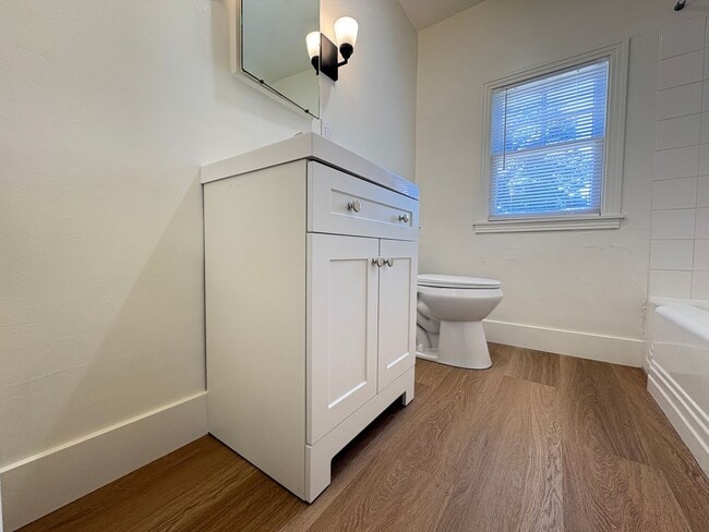 Building Photo - Charming Downton Lodi Home