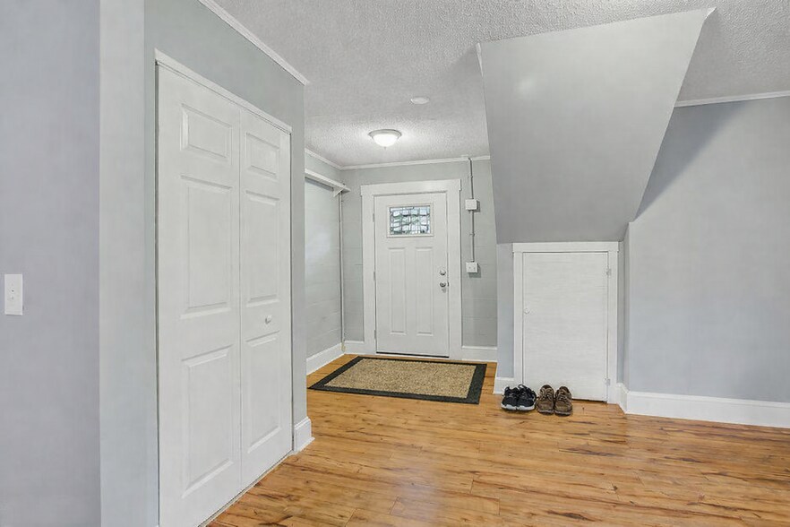 Building Photo - 1927 Monroe St