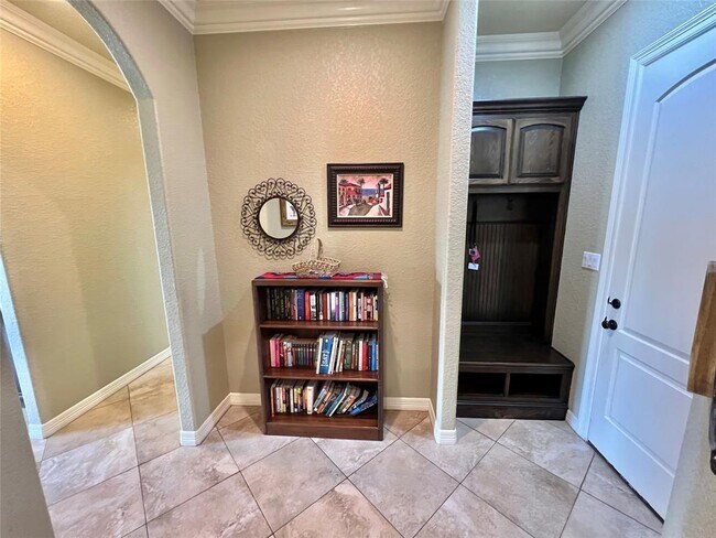Building Photo - 1017 Southern Oaks Dr