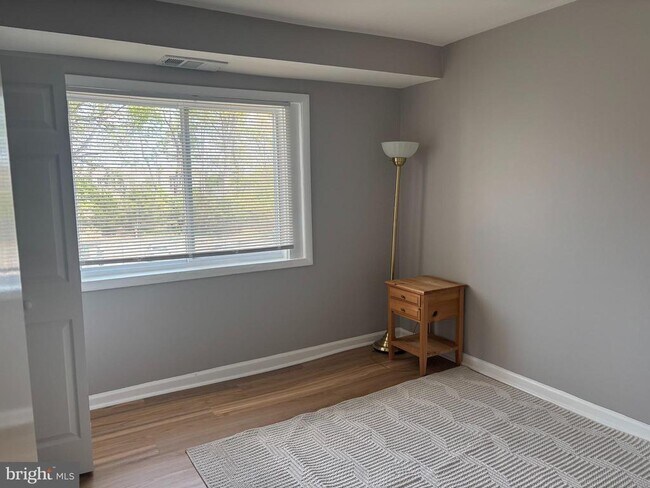 Building Photo - 9276 Adelphi Rd