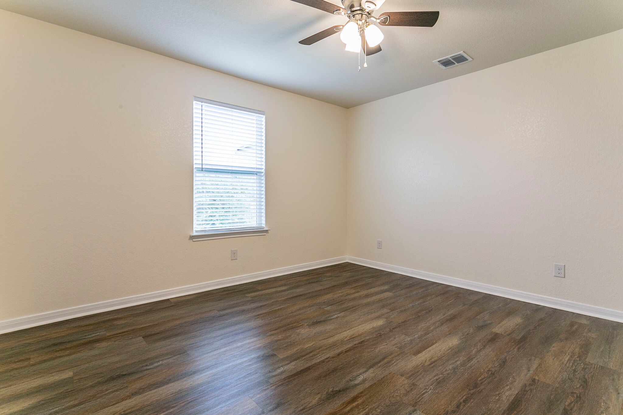 Building Photo - 211 Azalea Way