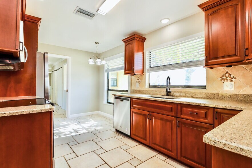 Building Photo - 1940 Ripon Dr