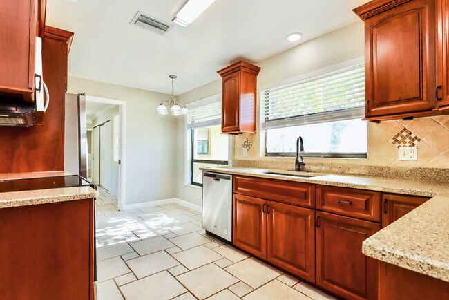 Building Photo - 1940 Ripon Dr