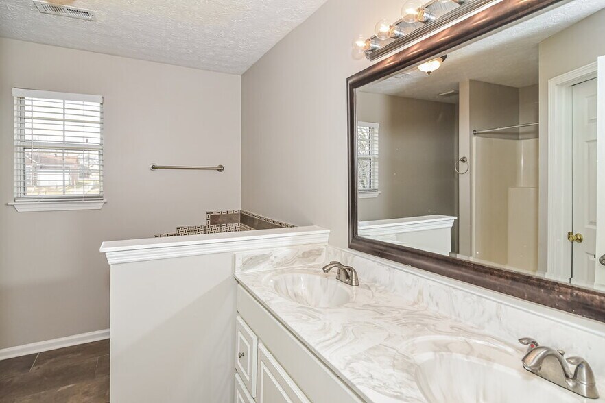 Building Photo - 2813 Louise Russell Dr