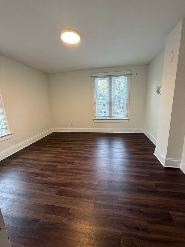 Building Photo - Spacious 3 Bed | 1.5 Bath – Prime Clintonv...