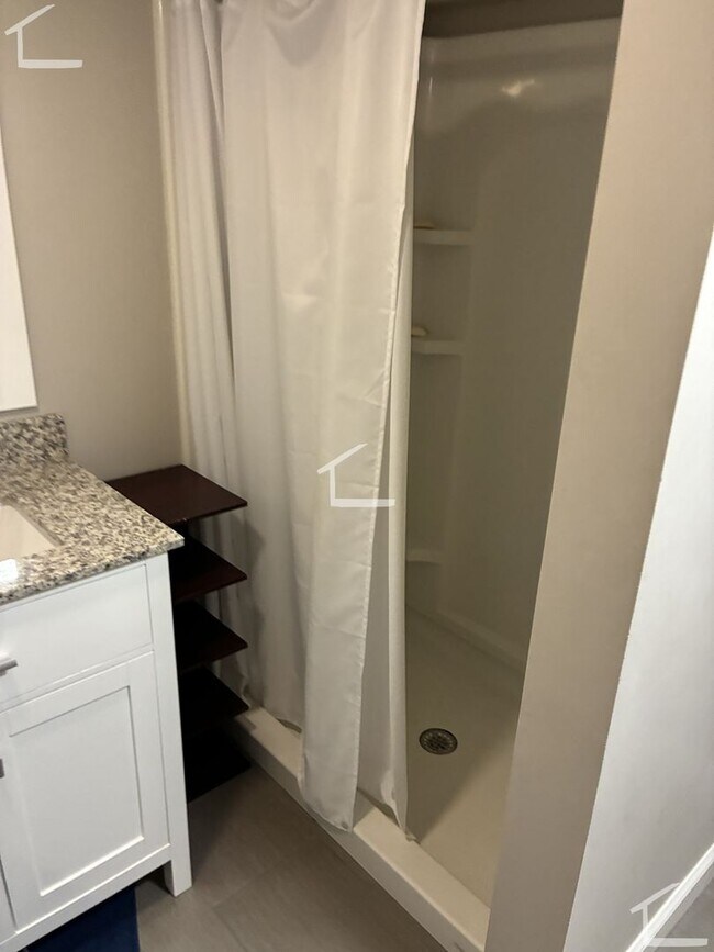 Building Photo - Rent a House in Newton 4bed/2.5 Bath - Parking included!