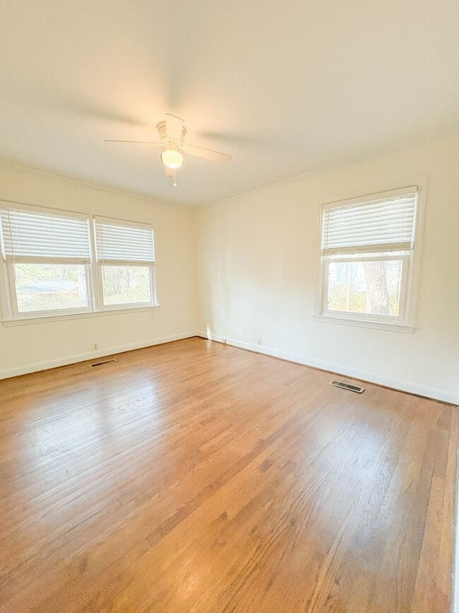 Building Photo - FIRST TWO WEEKS RENT FREE! 3 Bedroom 2 Bathroom with Detached Garage