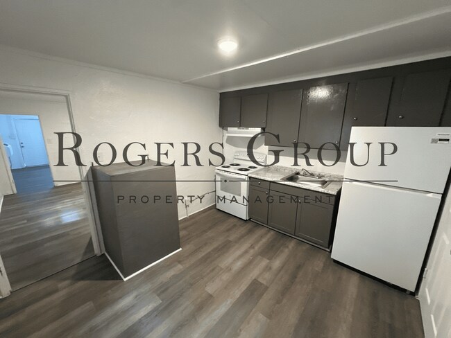 Building Photo - #450 - 424-426 Merriman St Duplex