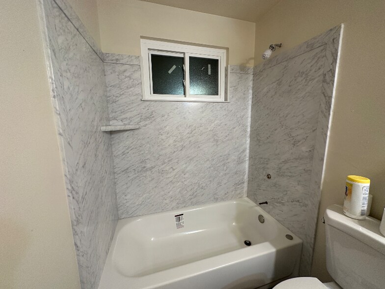 Building Photo - 4055 Royal Oak Dr