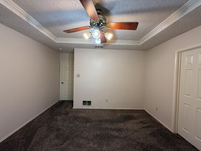 Building Photo - 816 Summit Dr