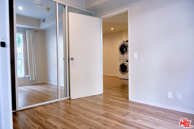 Building Photo - 1242 9th Ct