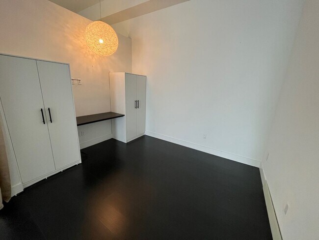 Building Photo - $1,000 OFF FIRST MONTH"S RENT!! SPACIOUS STUDIO IN OAKLAND!